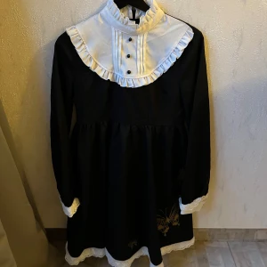 Klänning från kawaii shop - Klänning med fjärilar nedtill och spetsdetaljer. Asiatisk storlek L men skulle nog säga storlek XS/S.