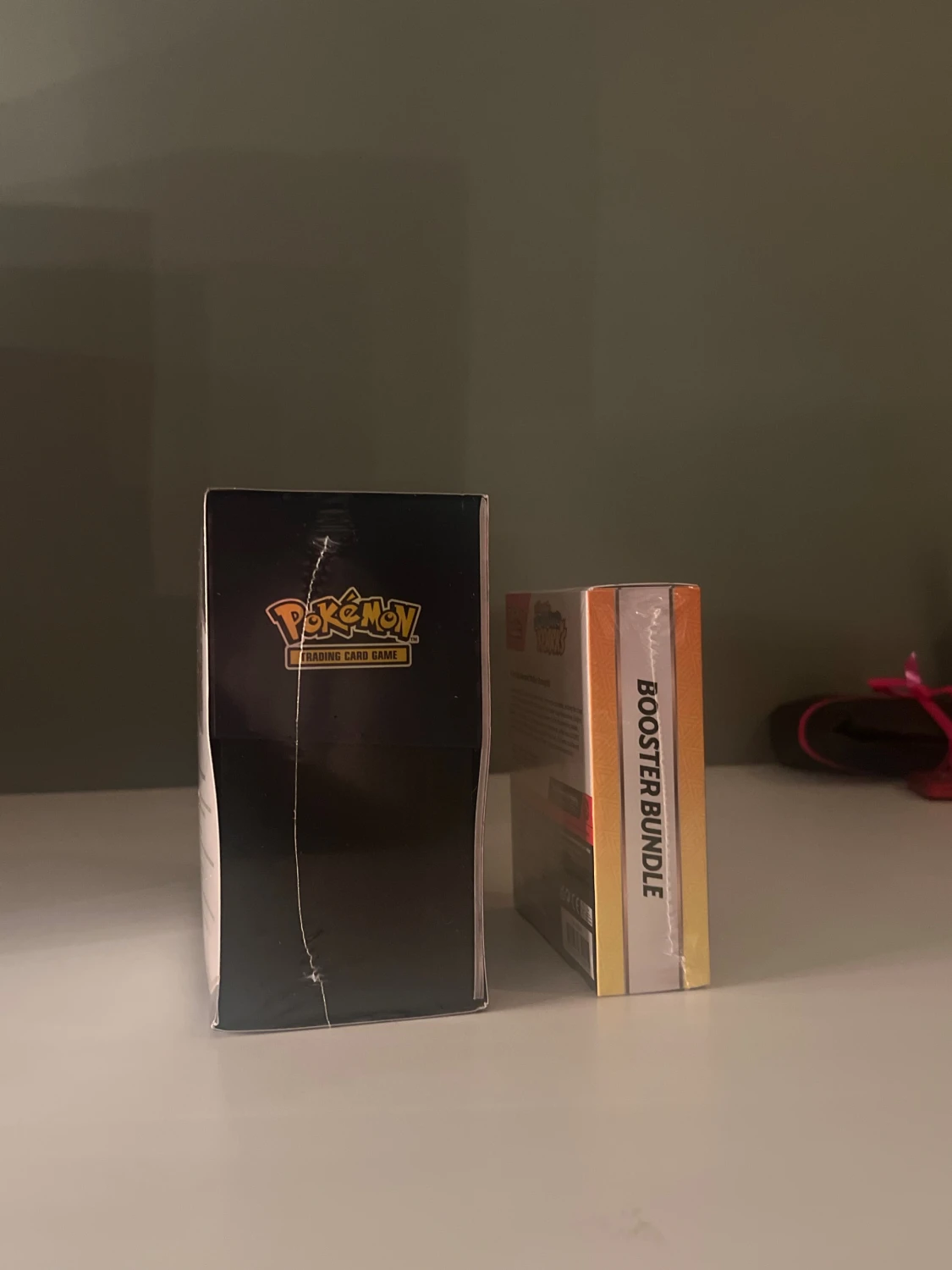 Pokémon Surging Sparks – ETB + Booster Bundle (Sealade & Oöppnade) - 2