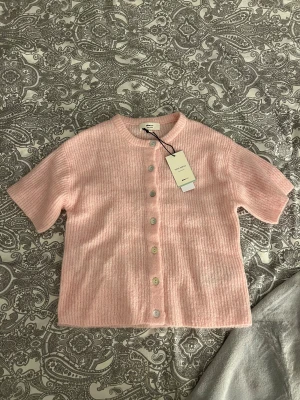 Rosa stickad topp Gina Tricot - Rosa stickad topp med knappar. Helt ny med prislapp, från Gina Tricot. Slutsåld på hemsidan. Kika gärna på mina andra annonser, behöver bli av med allt så köp gärna bundle och buda gärna😊