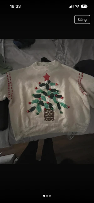 Jultröja - Jätte fin och mjukt stickad jultröja ifrån Pull&Bear. 💕 Bjällror i grön och röd som gör ljud av sig när man går.