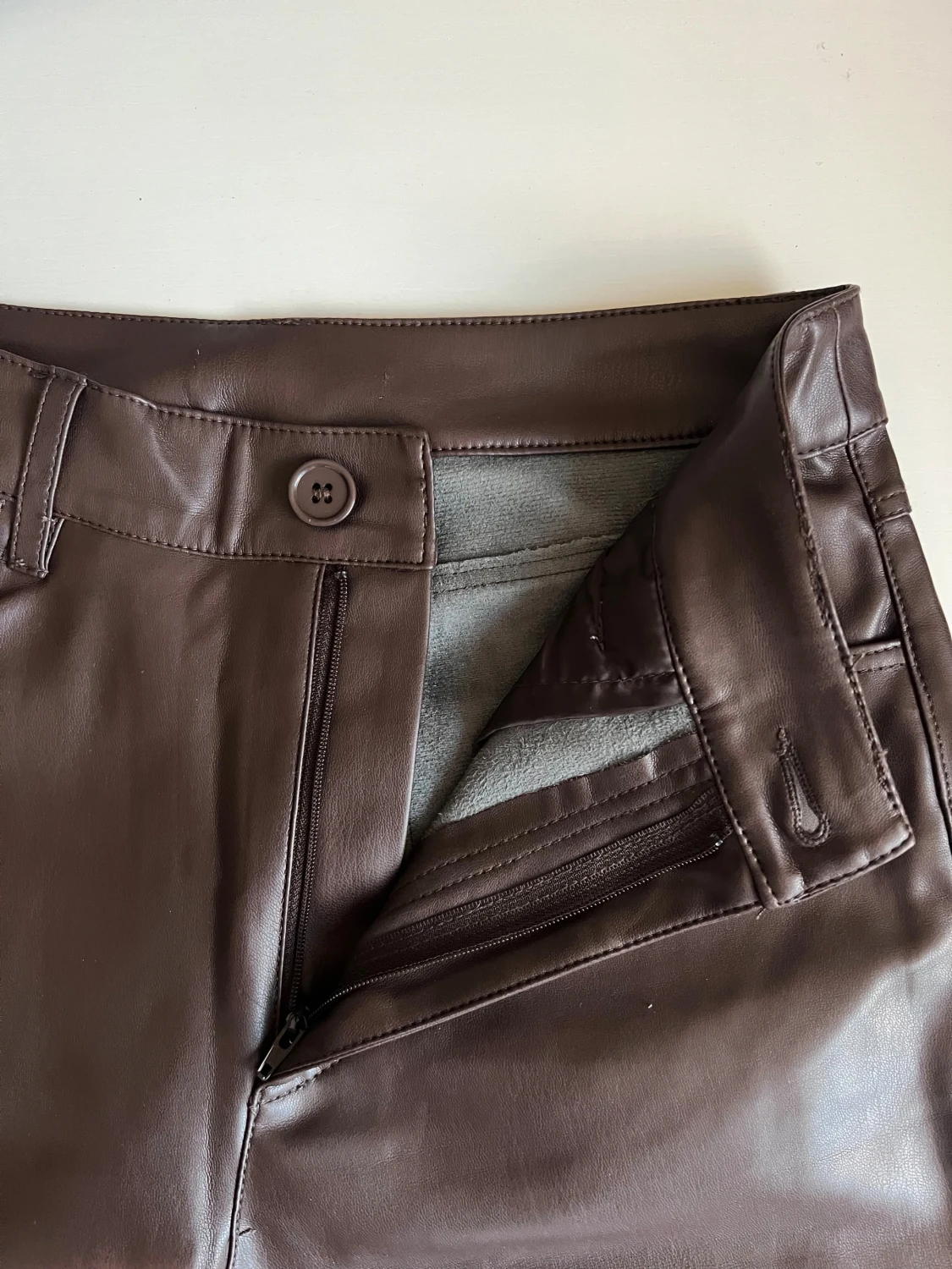 Bruna byxor i skinnimitation - 3