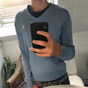 Ralph Lauren Stickad Tröja - Tja! Säljer en riktigt snygg stickad tröja från Polo Ralph Lauren. Storlek M men sitter som en S. Hör av dig vid funderingar! Lager utrensning därav det låga priset. 
