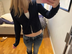 Mörkblå stickad kofta  - Jättesöt mörkblå stickad kofta från Gina tricot💗 Väldigt bra basplagg att ha på hösten/vintern till ett vanligt linne! Säljer likadan även i grå💞💞