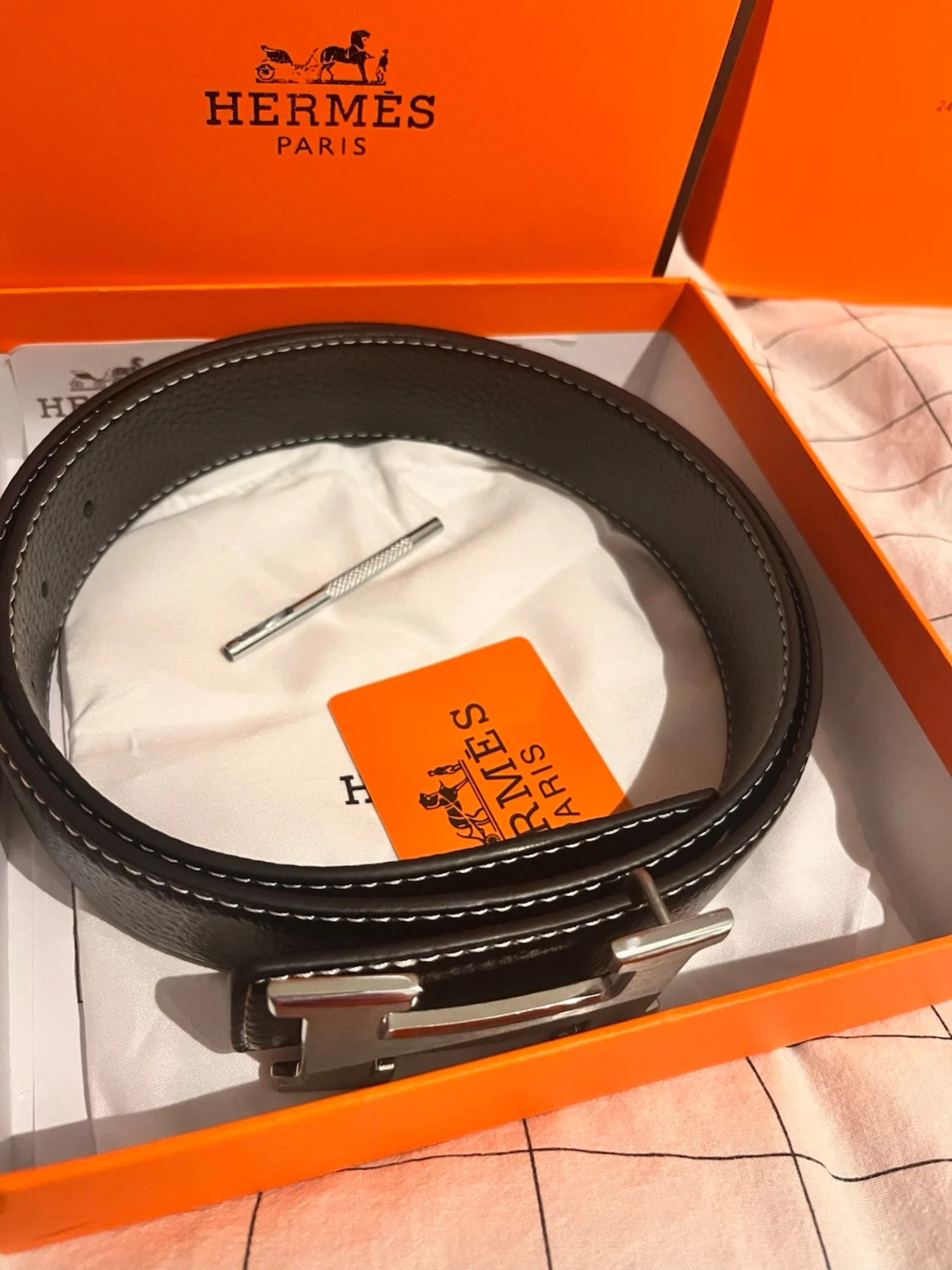 Svart bälte med silver H spänne - 2