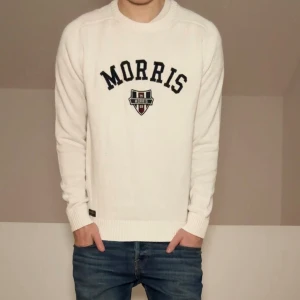 Vit Morris tröja - Säljer en sjukt fet vit tröja från Morris som har  Morris på bröstet. Strl är M och sitter som M. Tröjan är i bra skick därmed inga defekter. Hör gärna av er vid frågor eller funderingar!!