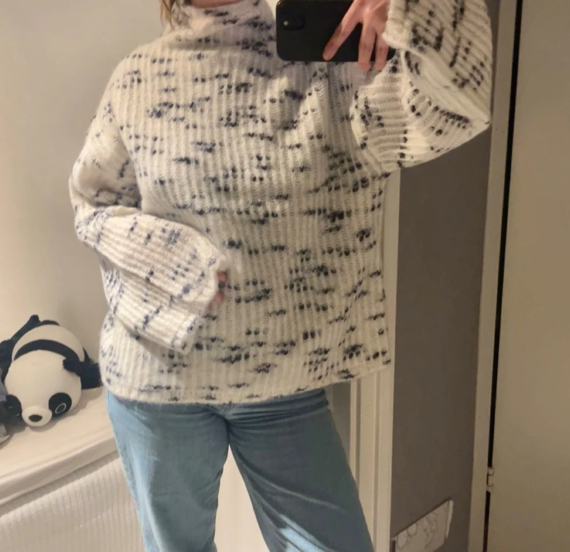 Vit stickad polotröja från Arket