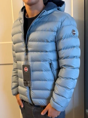 Colmar Jacka - Säljer en ruskigt fet ljusblå Colmar Jacka| HELT NY med alla lampor kvar |  Storlek: 50, motsvarar S | Modell: 178cm lång & väger 71kg | Nypris 4900kr, vårat pris är endast 2580