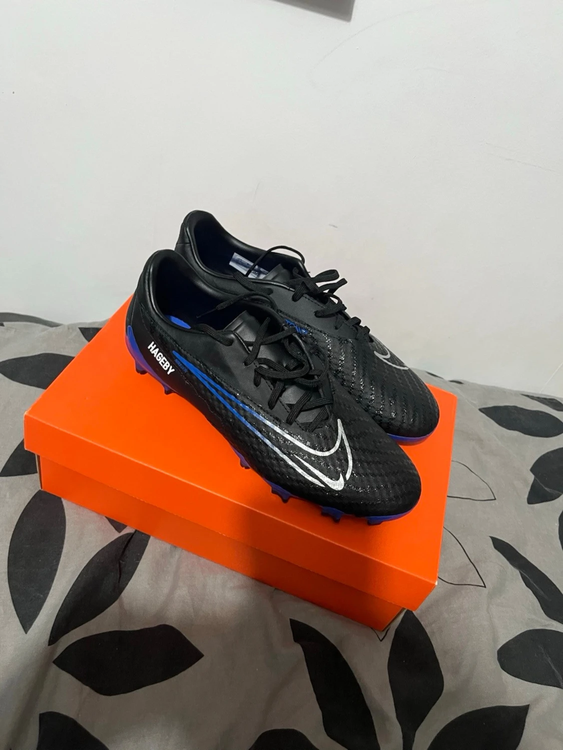 Nike svarta fotbollsskor med blå detaljer