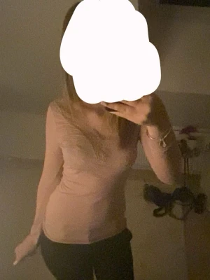 Ljusrosa intimissimi tröja - Säljer min ljusrosa intimissimi tröja då jag inte får användning av den längre, använd men är i bra skick, pris kan diskuteras 