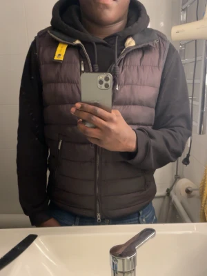 Parajamper  - Använd några gånger kedjan av och lite solbränd