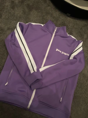 Palm angels  - Säljer en fin Palm angels i bra skick, lila, storlek M passar L