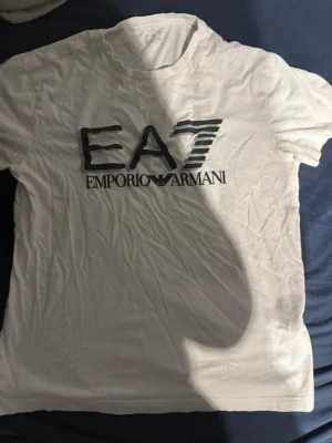 EA7 t-shirt - Vit Emporio Armani t-shirt vit. Köpt för 800kr. Säljes för 200kr. Ej använd så mycket
