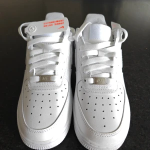 Nike Air Force 1 | Helt nya, strl. 38 - Säljer ett par helt nya Nike Air Force 1 i storlek 38 då de inte passade. Utan orginalbox men alla taggar sitter på. Sjukt bra kvalitet men kan ej verifiera dess äkthet, därav pris. 