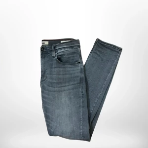 Blend gråa slim jeans - Gråa blend jeans, i storlek 29/32. Bra skick, och jeansen sitter slim. Mycket fin färg på jeansen!
