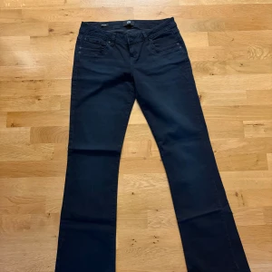 Svarta bootcut jeans från LTB - Snygga svarta jeans från LTB, modell Valerie, med klassisk femficksdesign och bootcut-ben. Jeansen har normal passform och är tillverkade i mjukt bomullsmaterial med lite stretch för extra komfort. Perfekt för dig som gillar stilrena och tidlösa jeans. Helt nya, säljs pga av fel storlek!💕