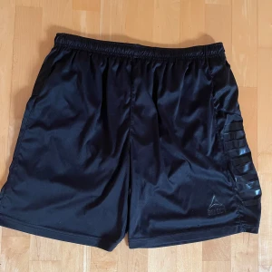 Select Shorts Spain Svart/Svart strl XL - Säljer dessa shorts från select i storlek XL som är i väldigt fint skick utan några skador eller defekter. Nypris 249kr.