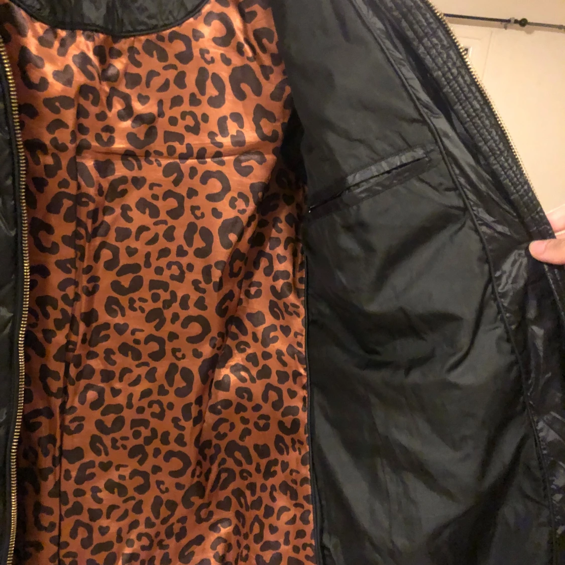 Svart dunjacka Rockandblue med leopardfoder - 3