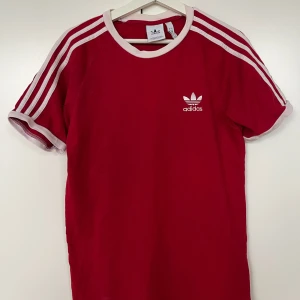 Röd Adidas t-shirt  - T-shirt från Adidas. Strl S. Använd men i gott skick! 