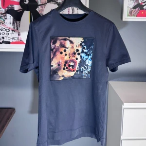 Limitato T-shirt - Nu är denna Limitato T-shirt i size M till salu. Detta är en väldigt eftertraktad modell i kollektionen Giuliano Bekor. Samtidigt som denna T-shirt erbjuder en väldigt stilren likaså inlevelsefull tillägg till din outfit.  Cond 9/10.  Nypris: 2200 kr - Vårt pris 599 kr.   Endast T-shirten som medföljer vid köp.  Snabba och enkla affärer prioriteras i vanlig ordning