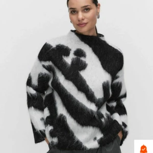 SÖKER DENNA TRÖJA IFRÅN Stockh LM - Söker denna tröja i storleken xs eller S, men hör av er om ni har en annan storlek också 