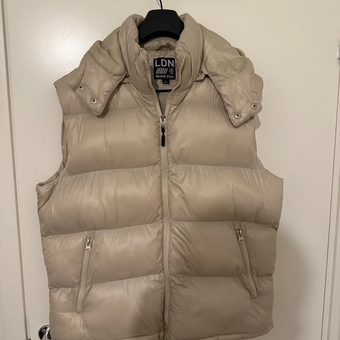 Beige dunväst från Brave Soul