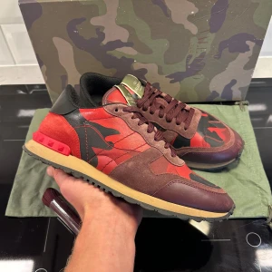 Valentino Rockrunner  - Valentino Rockrunner skor i mycket bra skick | Perfekta för hösten och vintern 🍁❄️| Storlek 40 passar även 41 | Ingår: Box och dustbag | Hör av dig vid frågor eller funderingar!