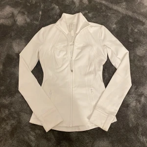 Lululemon define jacket  - Vit lululemon define jacket (ÄKTA!) 💗 Storlek 4 i amerikanska storlekar! Passar s-xs