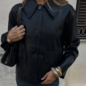 Skinnjacka - Så himla fin helt ny skinnjacka från NAKD, nypris 700:-. Storlek 36, lappar på. 