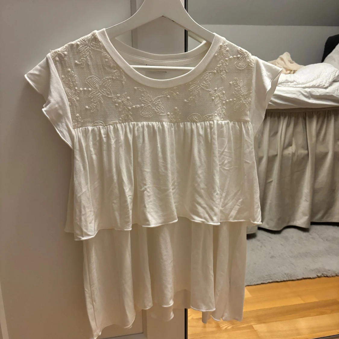 Vit blus med spets och volanger