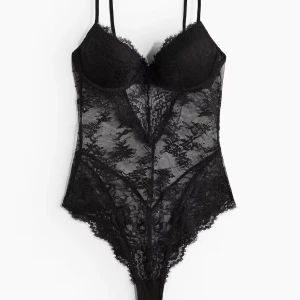 Slutsåld spetsbody från H&M - Säljer denna populära spetsbody från H&M i storlek 75A💗Helt slutsåld, använd en gång😊