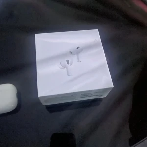 AirPods 2 pro max - Säljer ett par Apple AirPods 2 pro max mycket fint skick. Levereras i originalförpackning med laddningsetui. Hörlurarna fungerar utmärkt och har inga synliga repor eller skador. Perfekt för trådlös musik och samtal med hög ljudkvalitet. Det ända nackdelen är att noise cancellation inte funkar så bra 