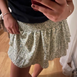 Blommig grön volangkjol  - Supersöt volangkjol med fina detaljer 🥰