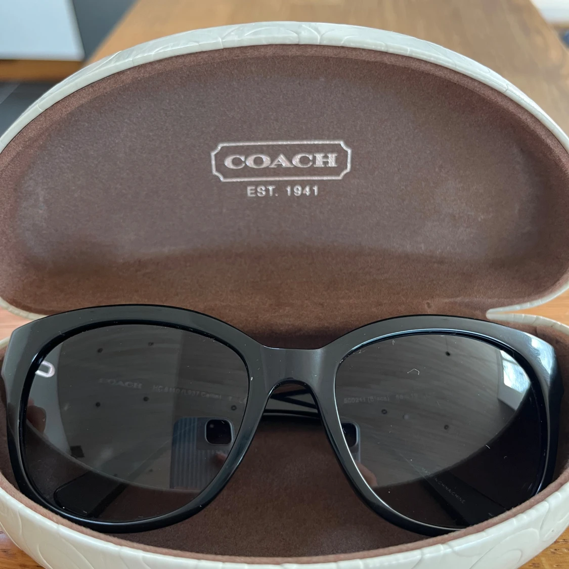 Svarta solglasögon från Coach