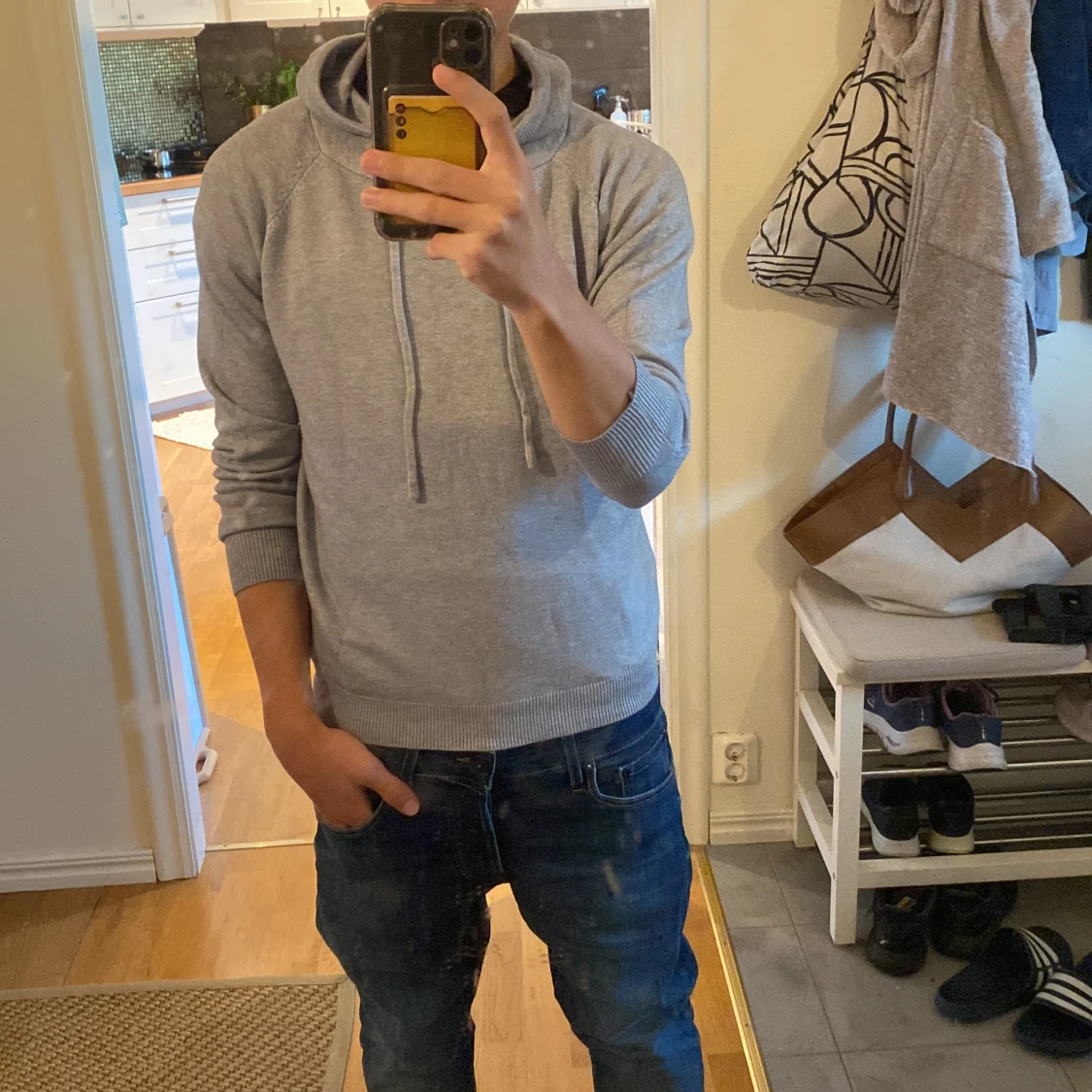 Ljusgrå stickad hoodie