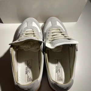 Maison margiela gats - Vi säljer nu dessa sjukt fina skorna från Maison margiela, endast testade! Självklart äkta och priset är ej hugget sten vid en snabb affär! Skicka prisförslag mvh Raffe!😊🤑