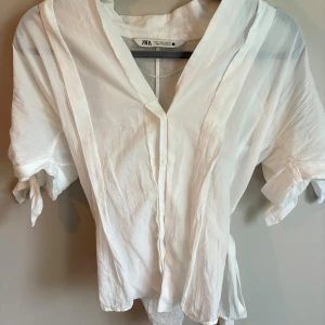 Zara blus  - Super fin och populär Zara blus i storlek S. Inga defekter eller liknande💕