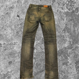 Nudie jeans grim Tim - Sjukt snygga nudie grim Tim med otroliga fades för att vara stretch. De ser lite bruna ut på bilderna men är mer blåa irl. Står w27 men sitter bra på mig som har w28. Längd 32. Har klippt upp dem längst ned för att passa bättre över skorna men syr ihop detta vid förfrågan😊
