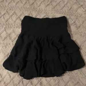 Svart volangkjol  - Supersöt svart kortkjol från shein. Använd men inte några hål eller fläckar osv. Storlek S. För fler bilder hör av er privat!