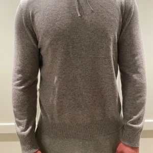 Kashmere tröja  - Tja, säljer en fet Kashmere hoodie. 9/10 skick. Använt ett fåtal gånger. Det är storlek L men sitter som M. Skriv gärna om ni undrar något!  