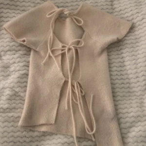 Beige omlottopp med knytband - Beige omlott stickad topp, från Zara skön men tycker inte jag passar i den annars väldigt bra skick 