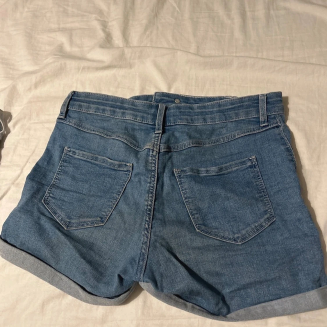 Två par denimshorts med uppvik - 2