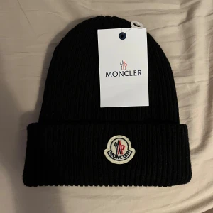 Mnclr mössa - Aldrig använd, taggs kvar på🙌🙌