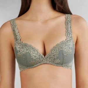 Grön super push up intinissimi bh - Grön push up bh från intinissimi, jag har använt den max 5 gånger och den ser ut o vara helt ny. Ord pris 519kr. Säljer den här för att den är i felstorlek och vill köpa en ny 70b