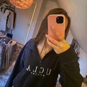 Svart half zip sweatshirt UCLA H&M - Svart sweatshirt från H&M x UCLA med broderad vit logga på bröstet. Tröjan har half zip-dragkedja, ribbade muddar och lång ärm. Skön och casual passform, perfekt för chill dagar. Materialet är mjuk bomull och polyester. Dragflärpen har lite bort skrapad färg, men det syns knappast(se sista bild). 