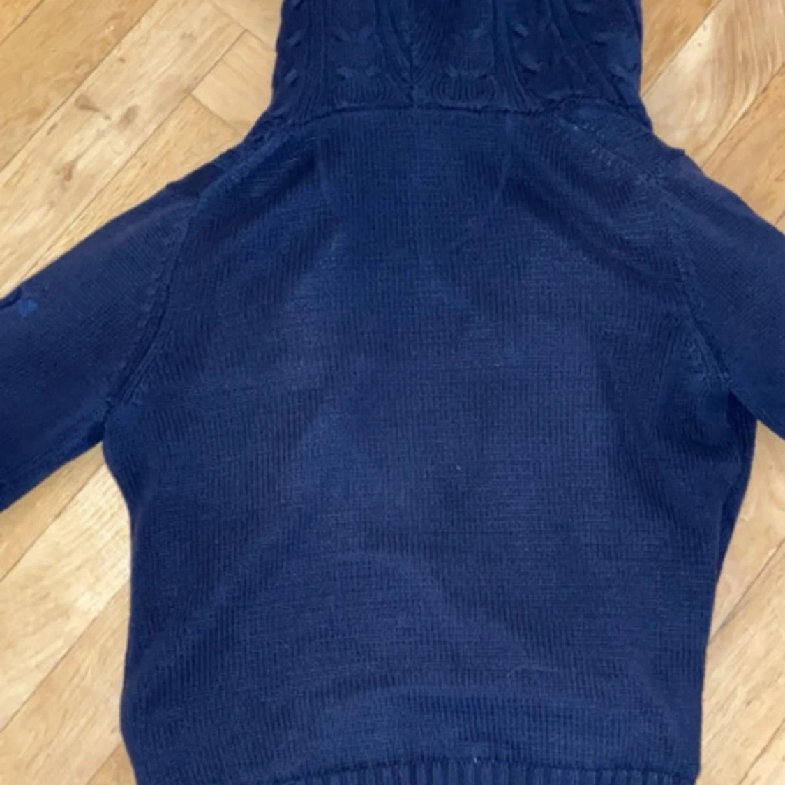 Mörkblå stickad jacka från ARQUEONAUTAS - 2