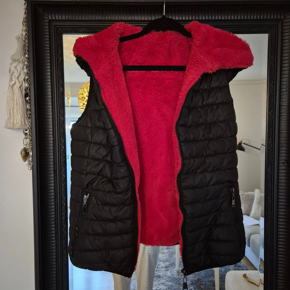 Täckväst med rött foder * stl S-M