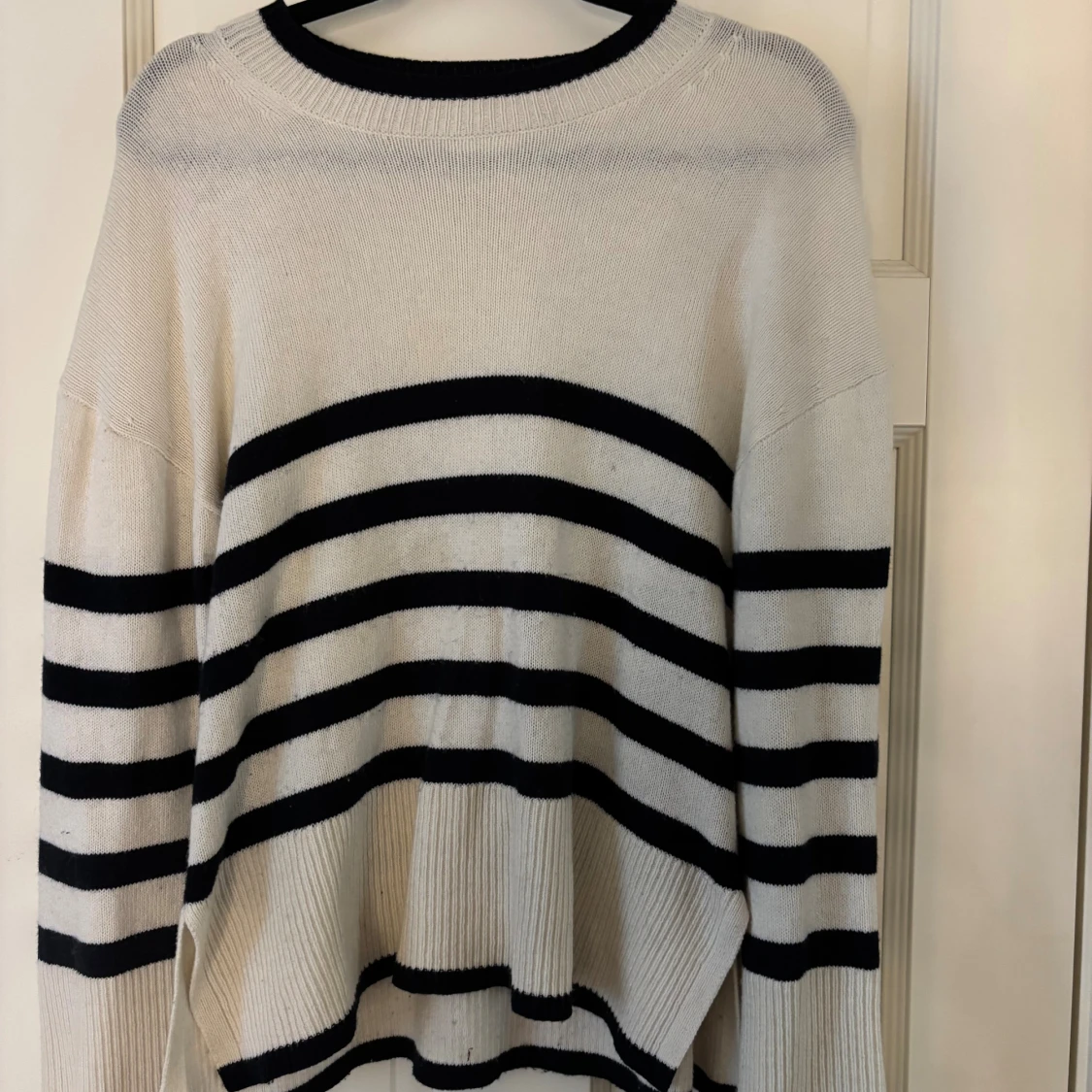 Randig stickad tröja från Kappahl