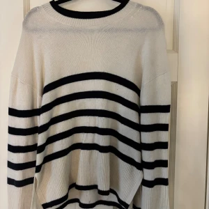 Randig stickad tröja från Kappahl - Säljer en stickad tröja från Kappahl i storlek S. Lite tunnare stickad tröja!