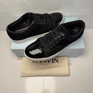 Lanvin skor  - Lanvin cap toe skor. Storlek 42 (uk8) passar 43. Dustbag medkommer vid köp. Sulkräm har använts för att fräscha upp skon. Bara att höra av sig till oss vid minsta funderingar😁
