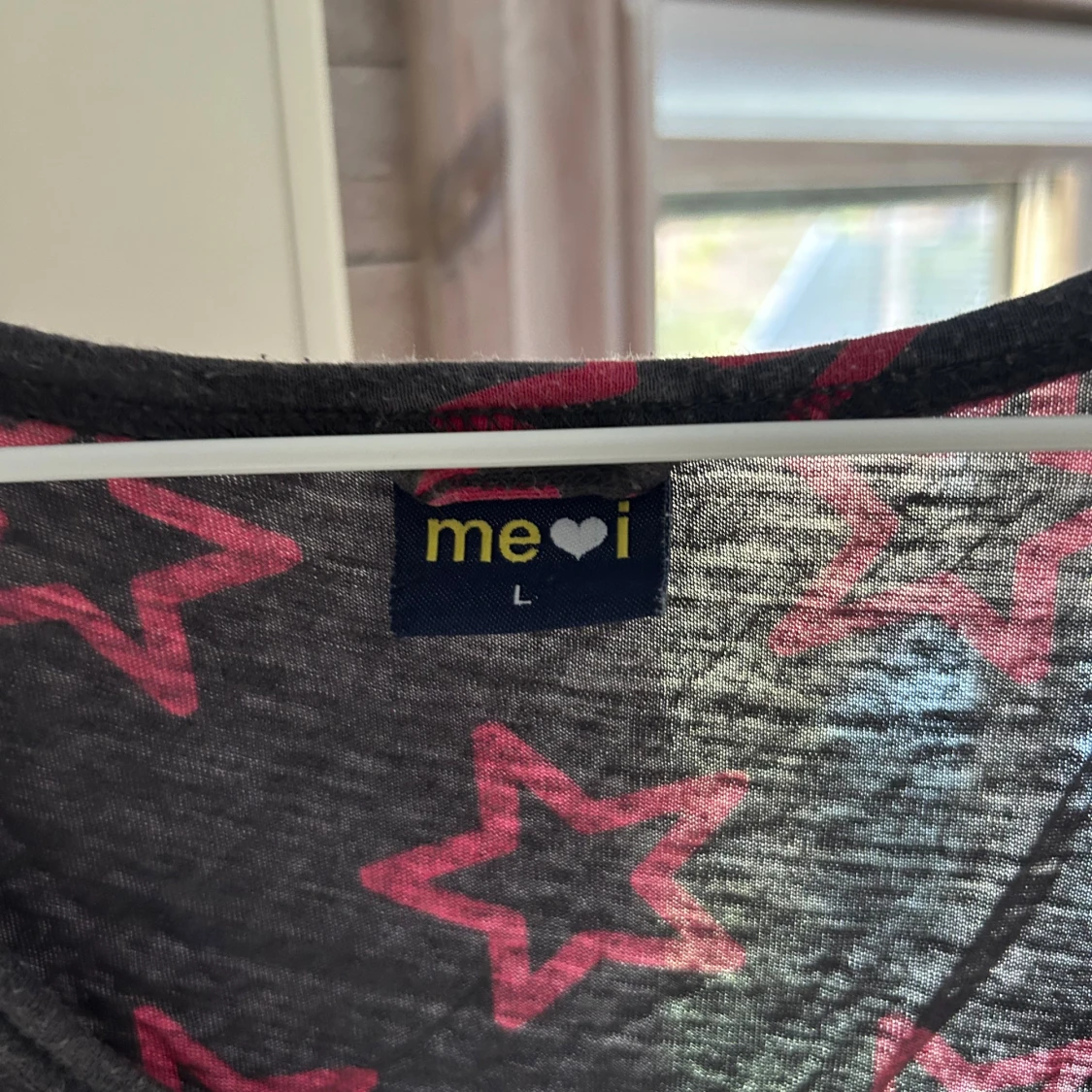 Svart T-shirt  med rosa stjärnor - 2